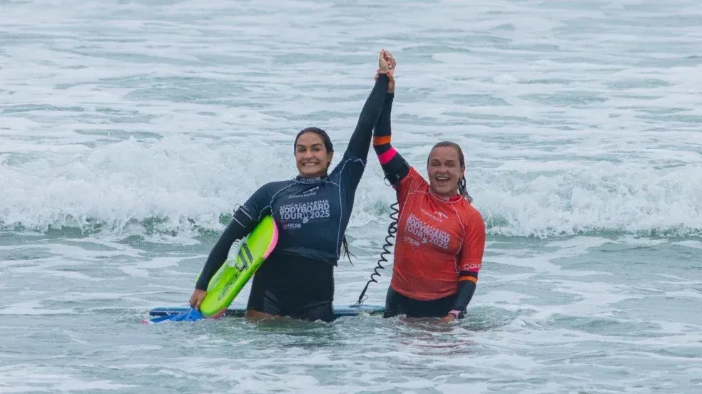 Neymara Carvalho e Luna Hardman seguem na briga pelo título mundial de bodyboarding nas Maldivas.