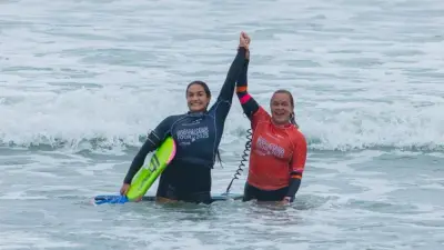 Neymara Carvalho e Luna Hardman seguem na briga pelo título mundial de bodyboarding nas Maldivas.