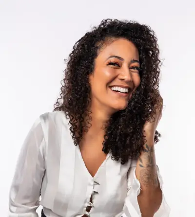Liége é fonoaudióloga especialista em Canto e preparadora vocal.