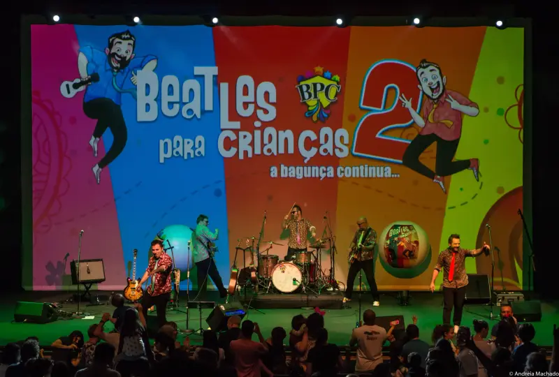 Ao longo do espetáculo, música, teatro, contação de histórias, projeções e muita interação transformam o show em uma verdadeira celebração da infância e da música.