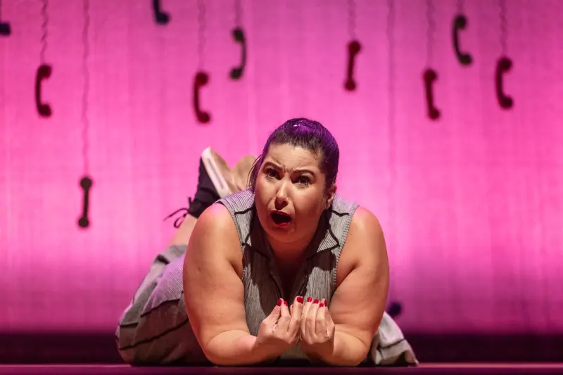 Com texto inédito de Gustavo Pinheiro e direção de Ana Paula Bouzas e Lázaro Ramos, espetáculo “Antes do Ano que Vem” une humor, emoção e reflexão em duas apresentações no Teatro Marista Colatina.