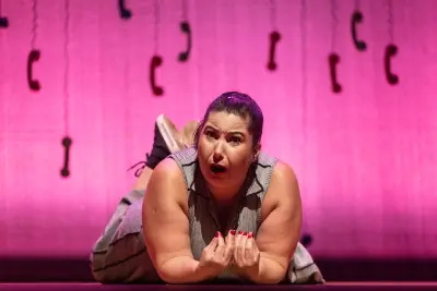 Com texto inédito de Gustavo Pinheiro e direção de Ana Paula Bouzas e Lázaro Ramos, espetáculo “Antes do Ano que Vem” une humor, emoção e reflexão em duas apresentações no Teatro Marista Colatina.