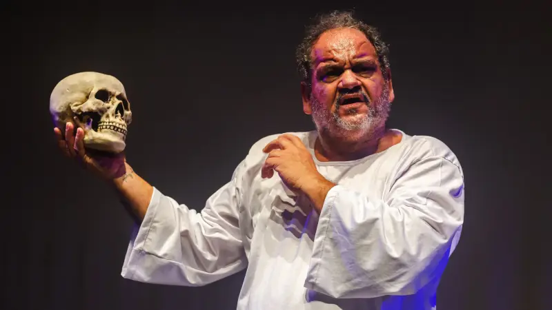 A peça "São tantas cabeças", com texto e direção de Hudson Braga, será apresentada no dia 18 de outubro, na Sala Milson Henriques, em Vitória